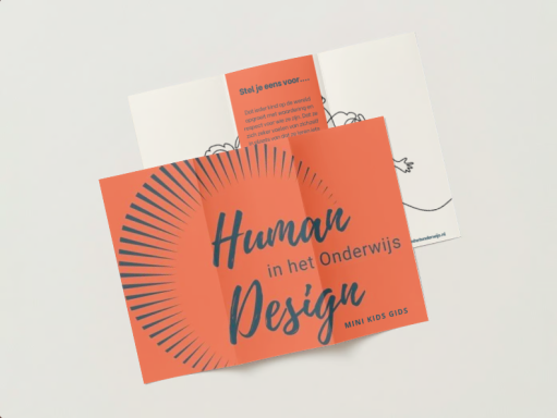 Kaart in oranje met de tekst "Human Design" en een stralend patroon.